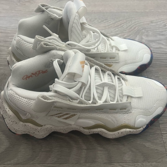 Adidas Sneakers Size 7 - Picture 2 of 4